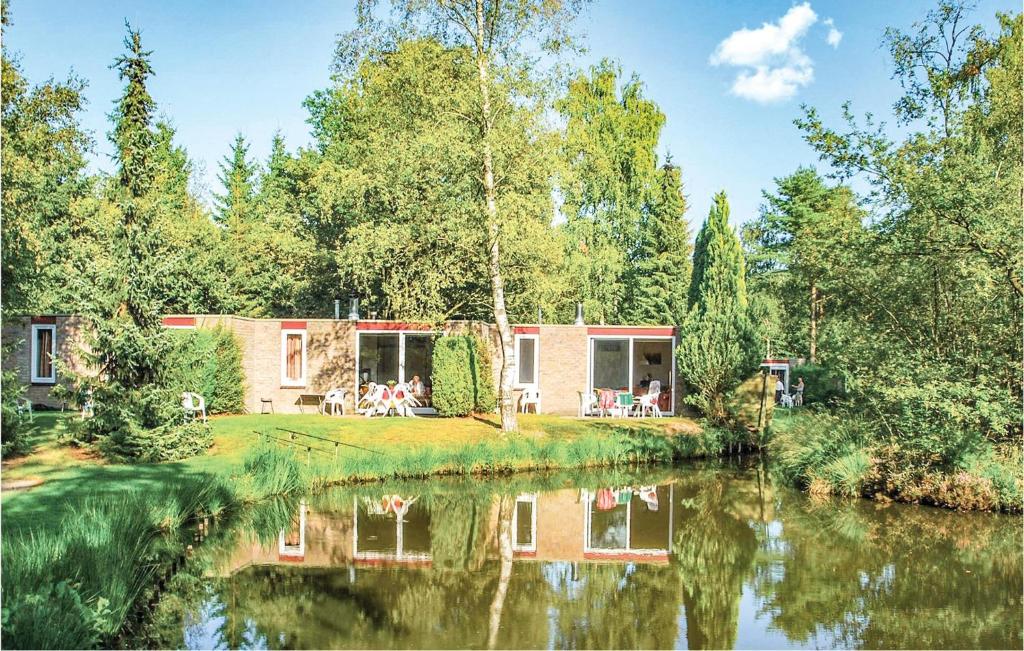 una casa con un estanque delante de ella en Cozy Home In Vledder With Wifi, en Vledder