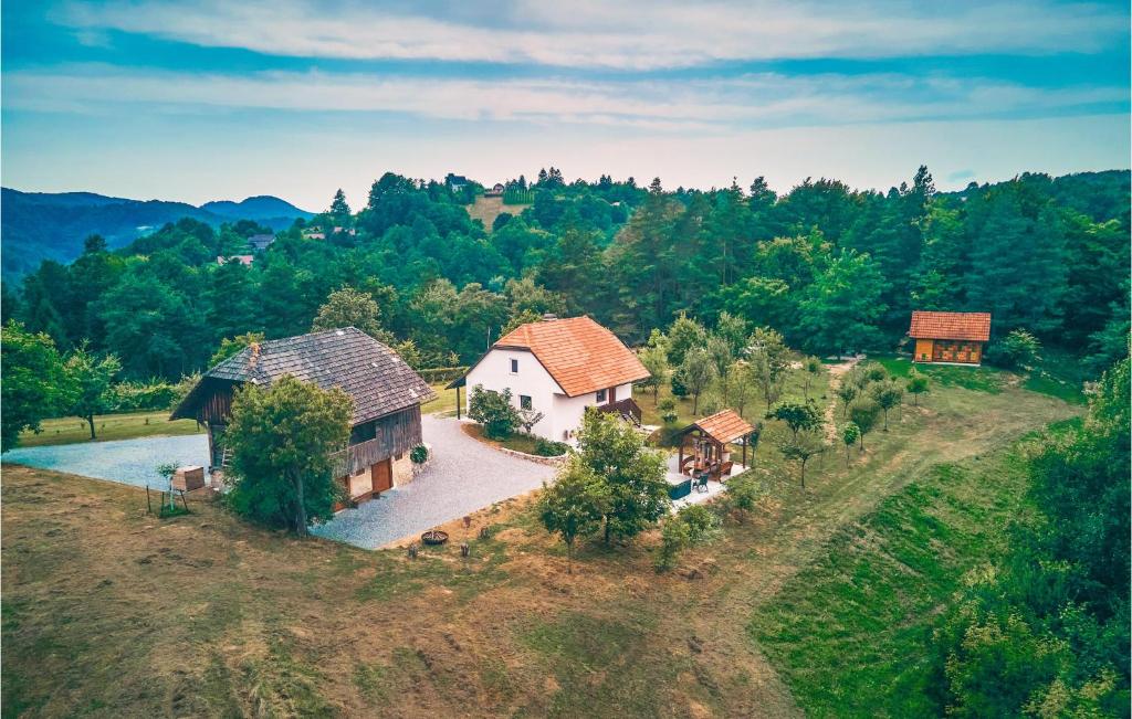 una vista aérea de una casa y un río en Awesome Home In Mokronog With Sauna, 2 Bedrooms And Wifi, en Mokronog