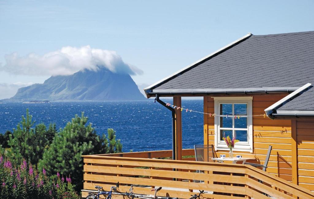 una casa con vistas a una montaña en el fondo en Gorgeous Home In Korssund With Kitchen, en Korssund