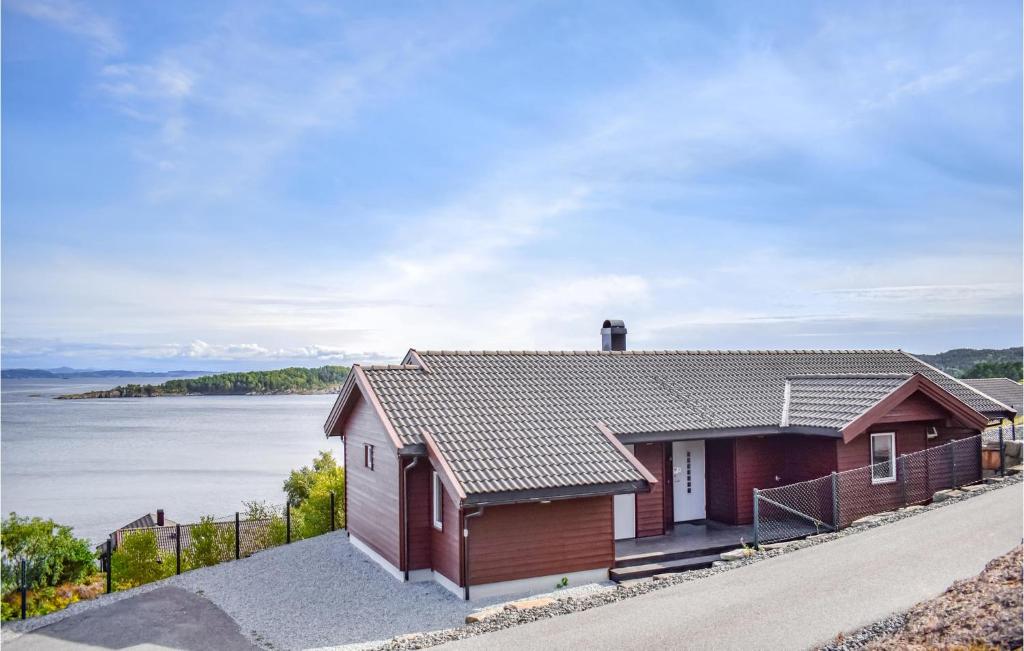 NedstrandにあるStunning Home In Nedstrand With 5 Bedrooms, Sauna And Wifiの水辺の家