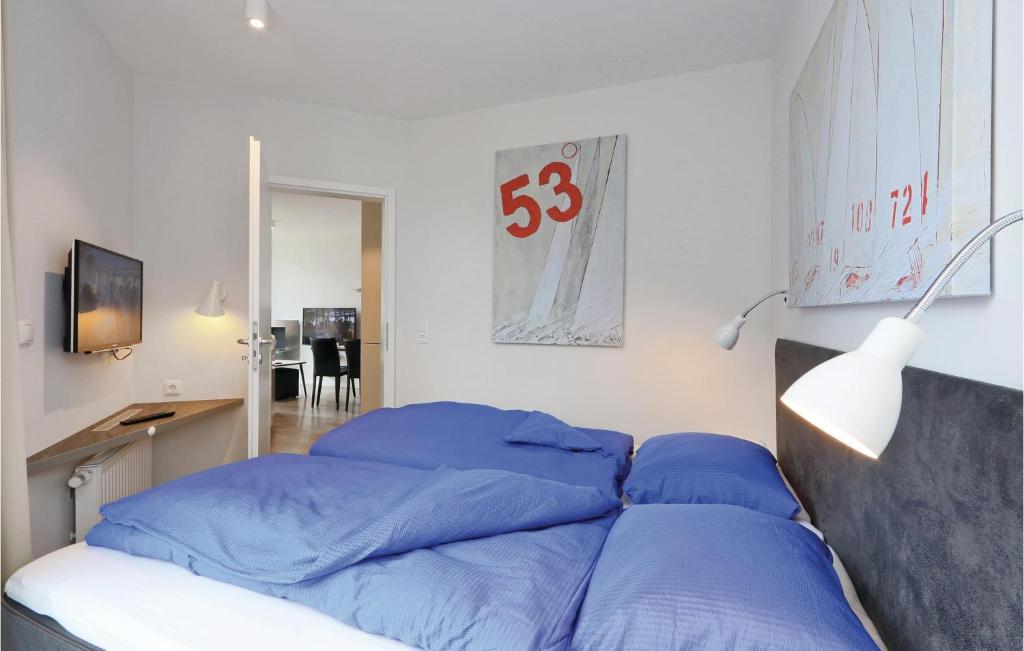 トラフェミュンデにあるDnenvilla Deluxeのベッドルーム1室(青い枕のベッド1台付)