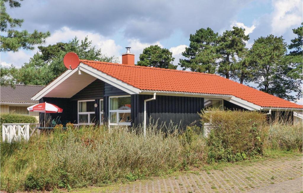 プリヴァルにあるAbendrot 5 - Dorf 3のオレンジ色の屋根の小さな黒い家