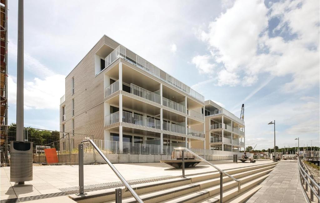 ein Mehrfamilienhaus mit einer Treppe davor in der Unterkunft Priwallpromenade 2, Whg 4 in Travemünde