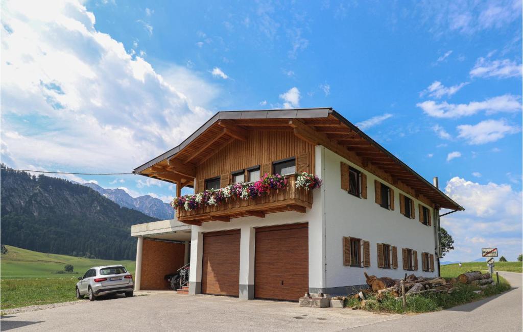 un edificio con un balcón con flores. en 4 Bedroom Awesome Home In Walchsee, en Walchsee