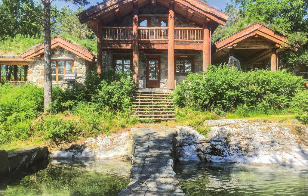 Røvik的住宿－Stunning Home In Skla With Wifi，小木屋前面有一条河流