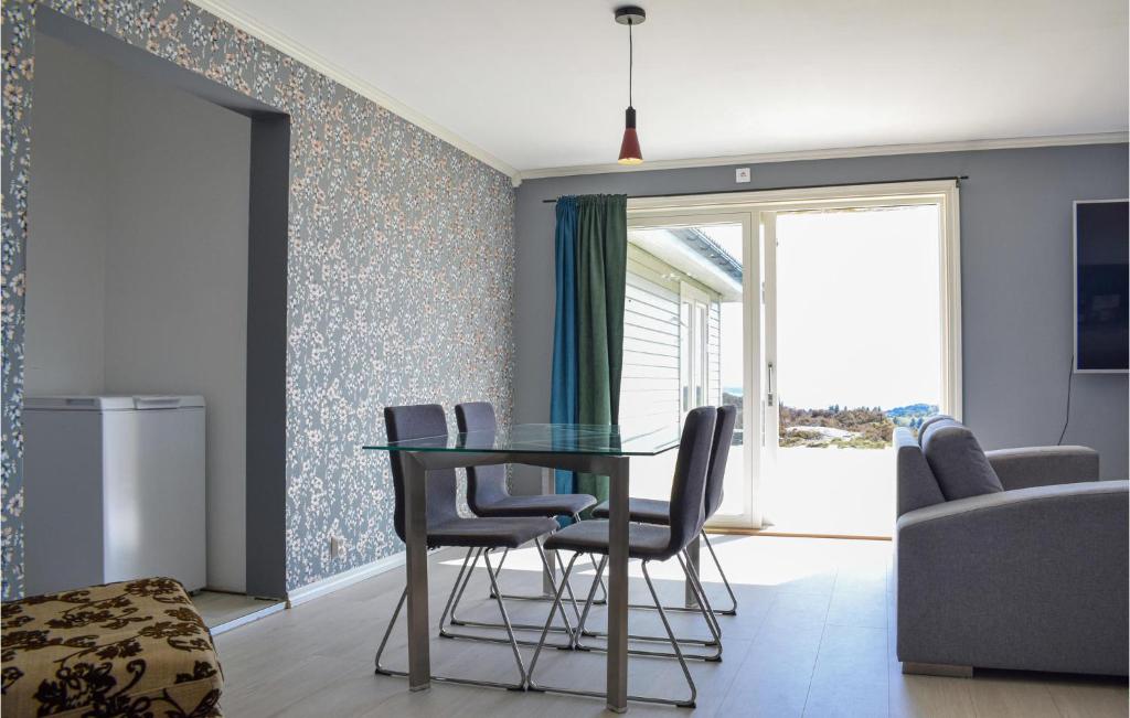 Posezení v ubytování Nice Apartment In Bekkjarvik With 2 Bedrooms And Wifi