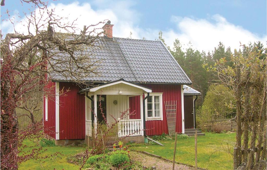 ビンメルビューにあるNice Home In Vimmerby With Kitchenの白い扉の小さな赤い家
