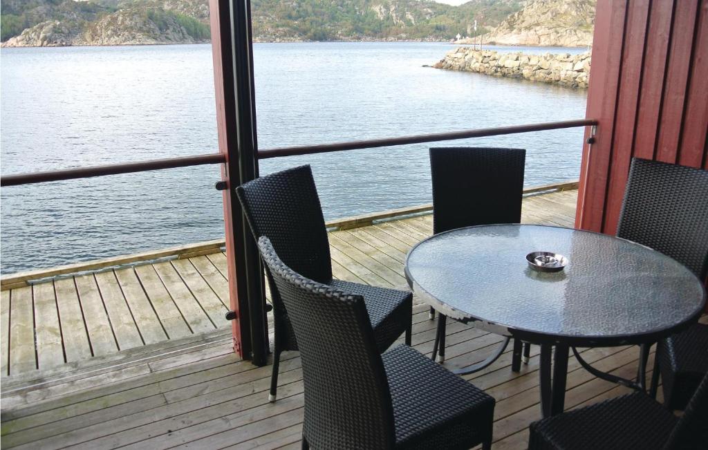 una mesa y sillas en un balcón con vistas al agua en Stunning Apartment In Korshamn With House Sea View en Korshamn