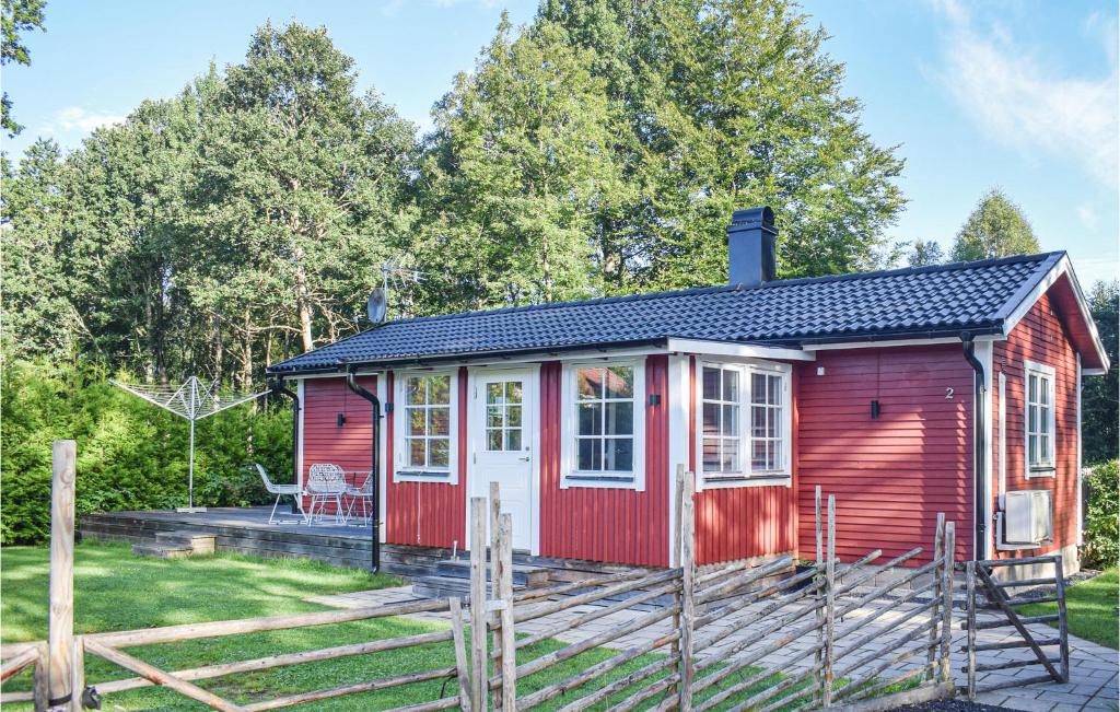 HölmingeにあるAwesome Home In Ljungby With 2 Bedrooms, Sauna And Wifiの赤小屋