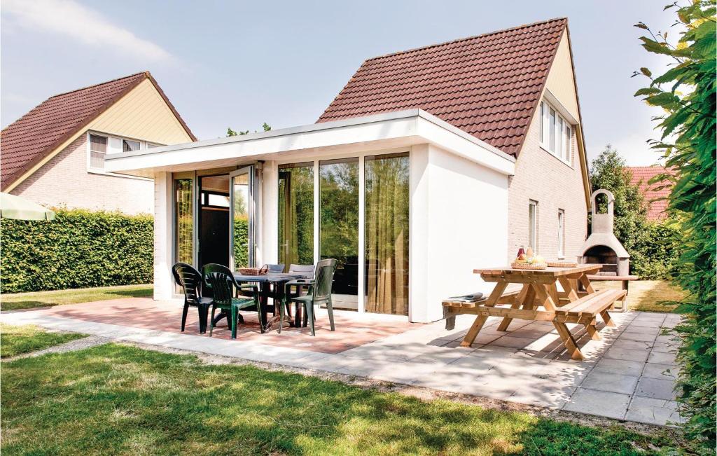 patio con mesa y sillas en Amazing Home In Vlagtwedde With 4 Bedrooms, Sauna And Wifi, en Vlagtwedde