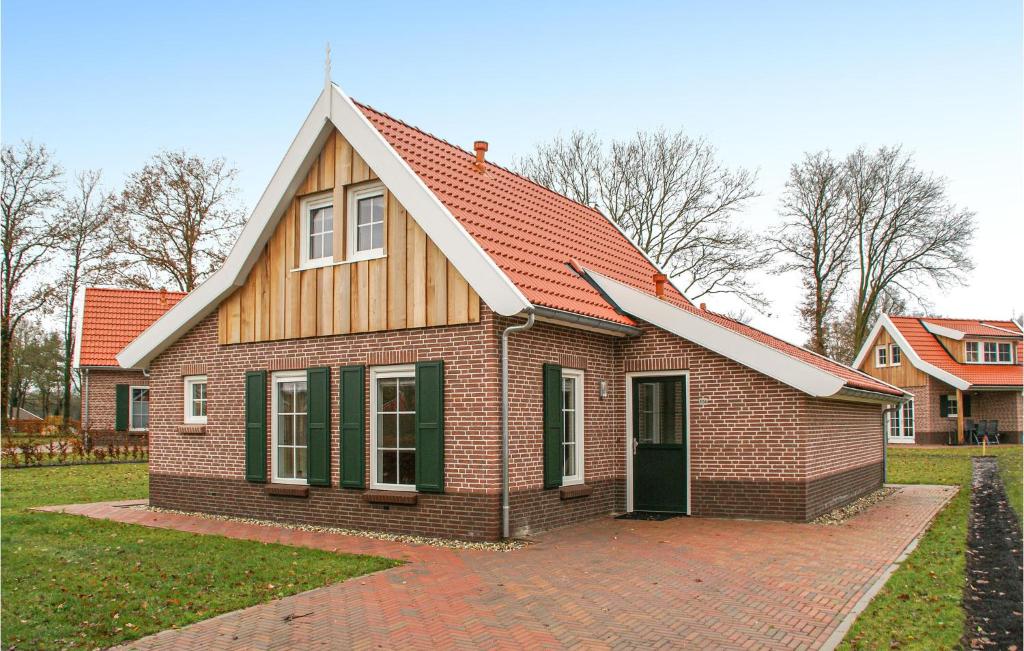 uma casa de tijolos vermelhos com um telhado vermelho em Gorgeous Home In Hoge Hexel With Kitchen em Hoge-Hexel