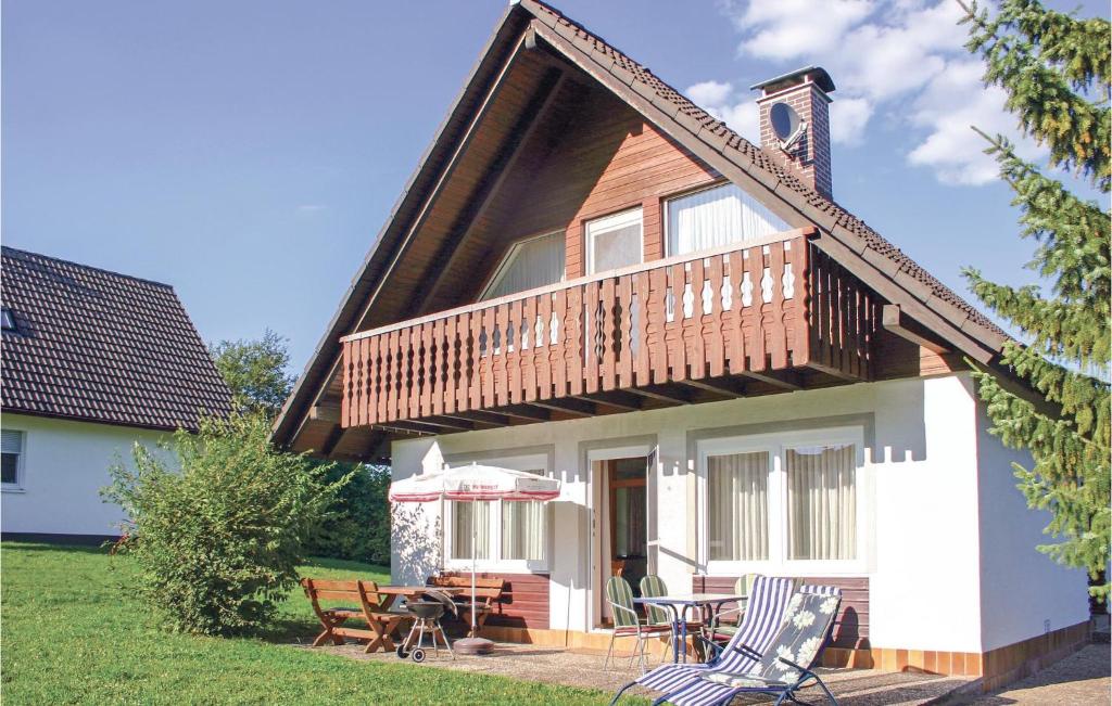 une maison avec une terrasse, une table et des chaises dans l'établissement Amazing Home In Oberaula Ot Hausen With Wifi, à Hausen