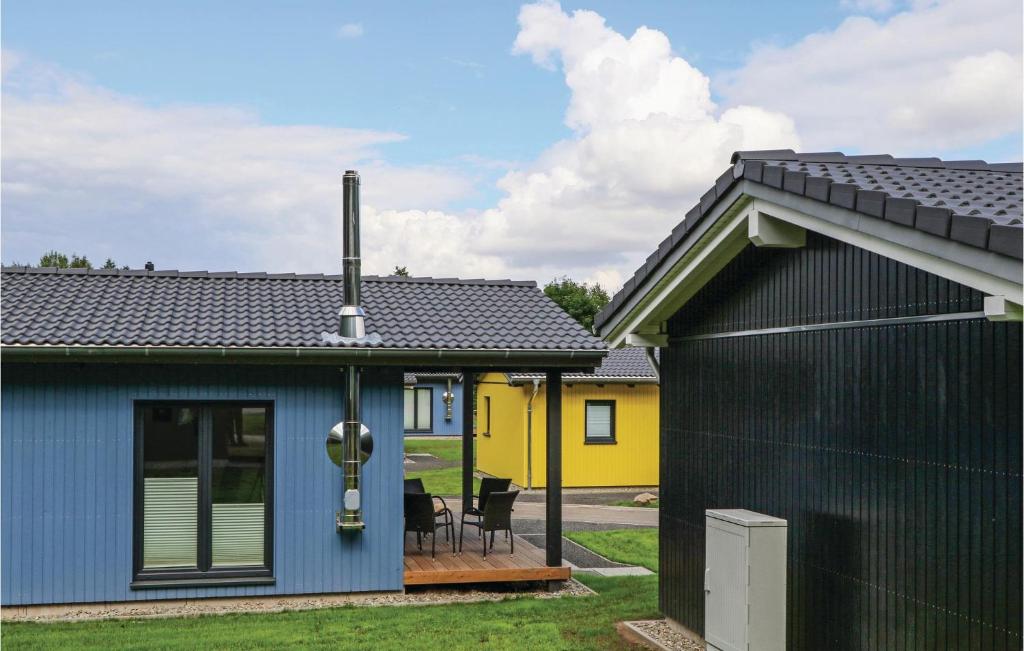 une maison avec une maison bleue et jaune dans l'établissement Ferienhausdorf Thale, à Thale