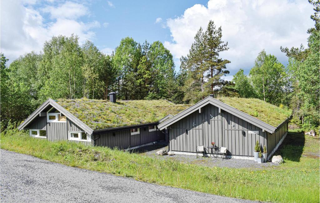uma casa com um telhado de relva em cima em Beautiful Home In Sndeled With Private Swimming Pool, Can Be Inside Or Outside em Søndeled