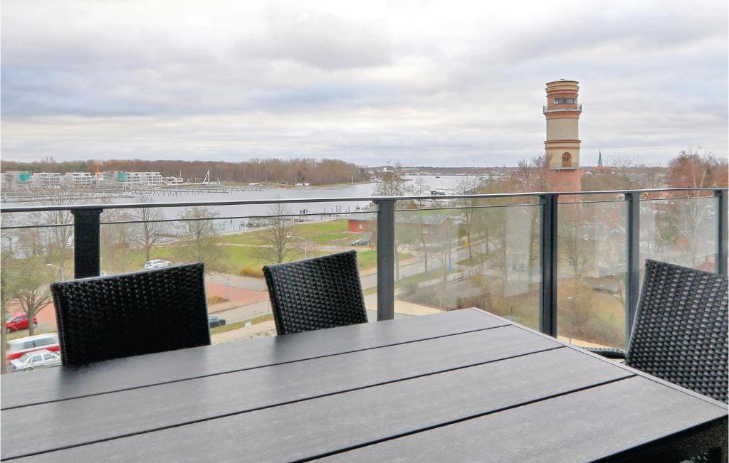 d'une table et de chaises sur un balcon avec vue. dans l'établissement Stunning Apartment In Lbeck Travemnde With Wifi, à Travemünde
