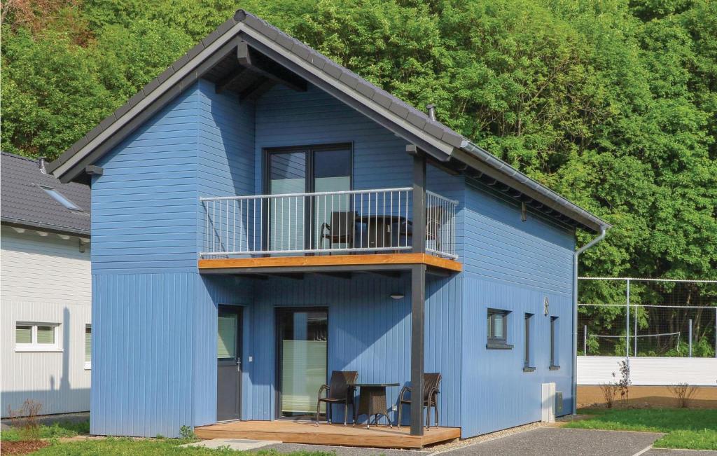 ein blaues Haus mit Balkon darüber in der Unterkunft Ferienhausdorf Thale in Thale