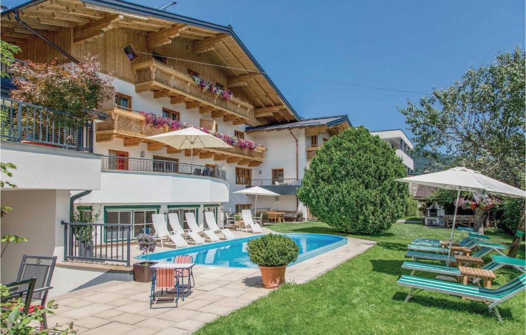 hotel z basenem i ośrodkiem w obiekcie Hochwertige Ferienwohnung w mieście Wagrain