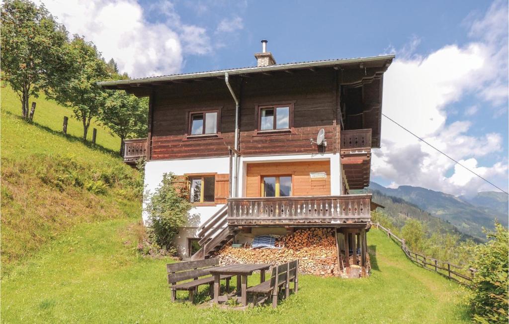 HüttschlagにあるStunning Home In Httschlag With 4 Bedrooms, Sauna And Wifiの丘の上の木造家屋