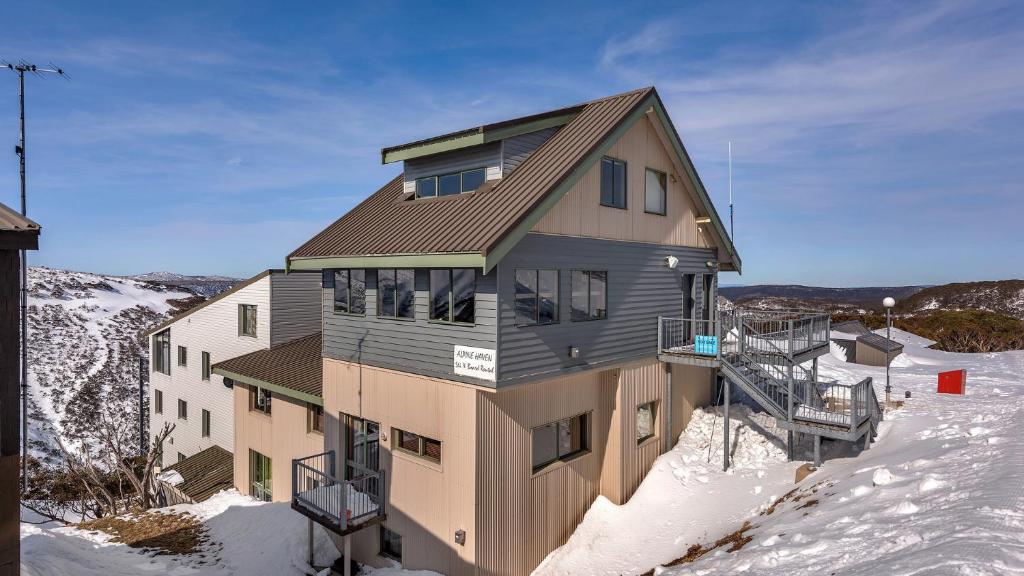 une maison au sommet d'une montagne enneigée dans l'établissement Alpine Haven 7, à Mount Hotham