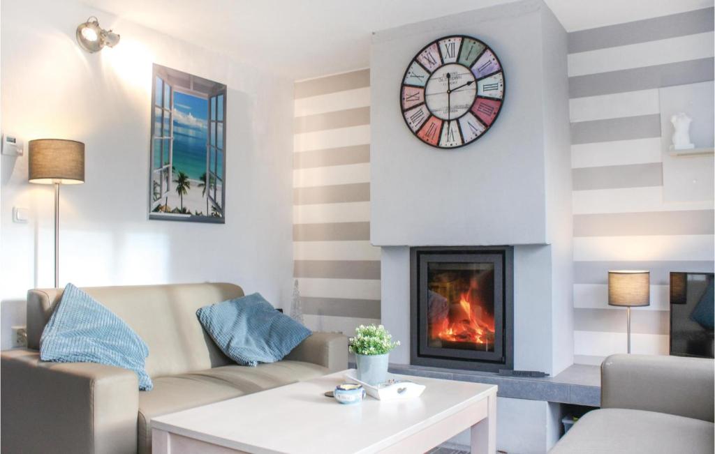 ブライニッセにあるStunning Home In Bruinisse With 3 Bedrooms And Wifiのリビングルーム(暖炉、壁掛け時計付)
