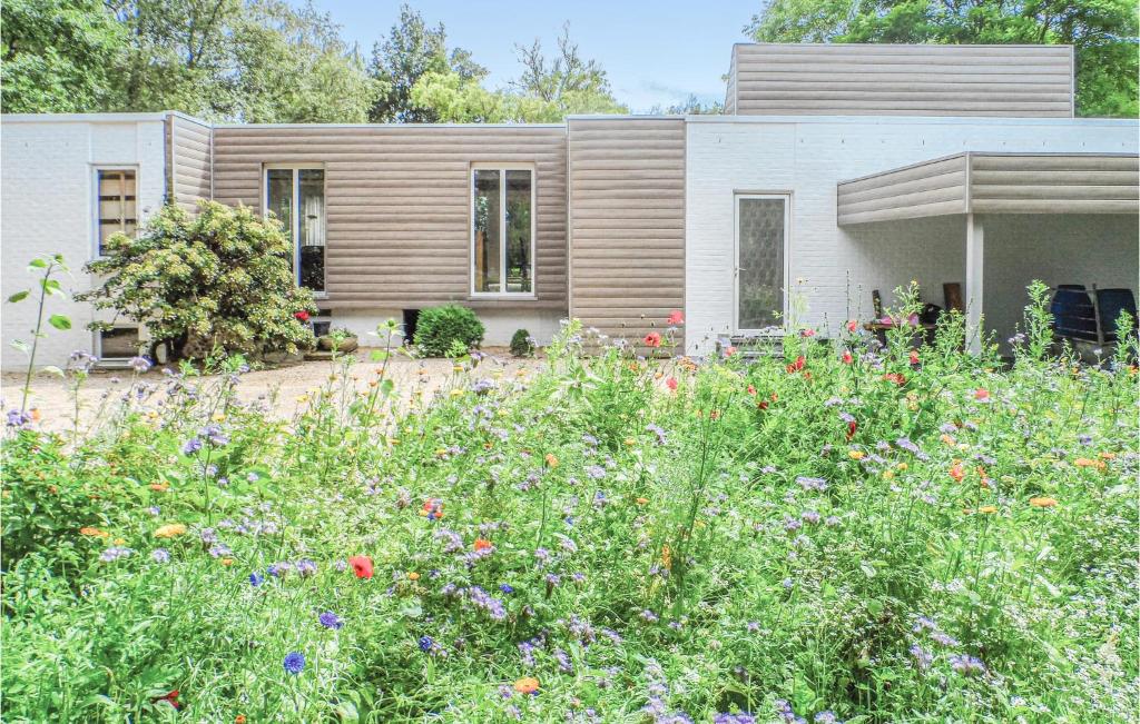 een huis met een bloemenveld ervoor bij Butterfly in Ieper