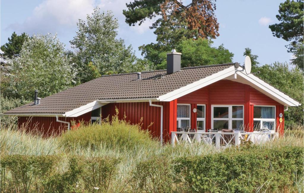 プリヴァルにあるFrische Brise 21 - Dorf 3の高い草原の赤い小屋