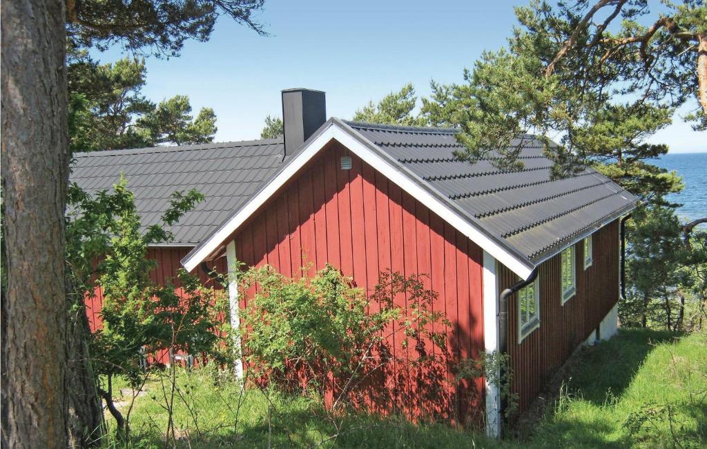 NyhamnにあるPet Friendly Home In Visby With Kitchenの黒屋根の赤納屋