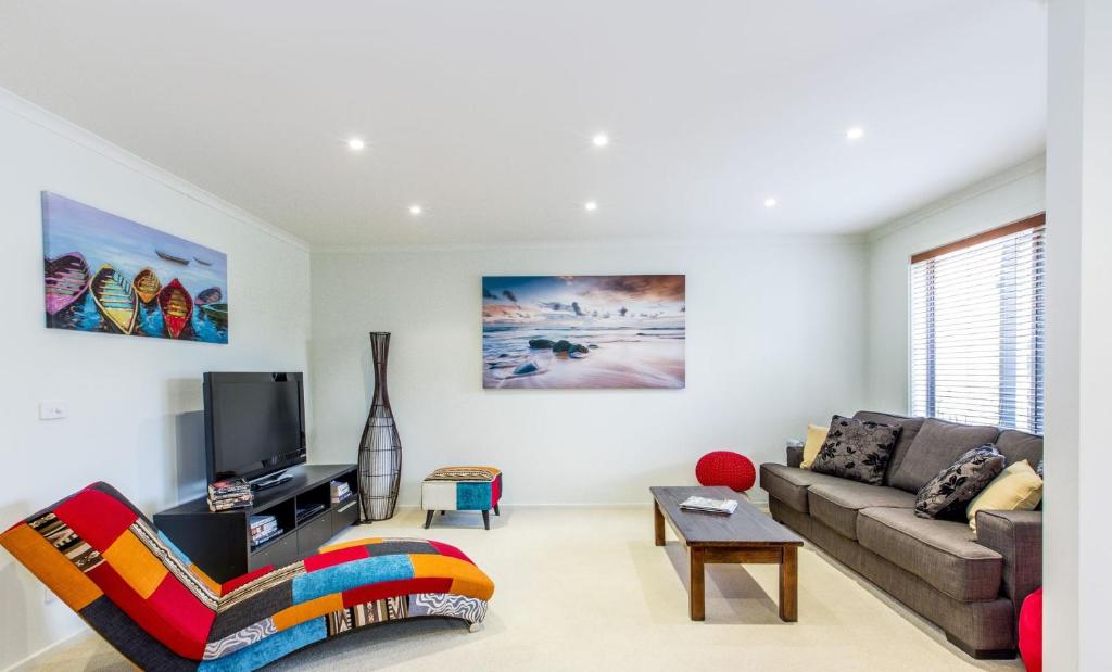 Seating area sa Surfside Getaway in Picturesque Inverloch