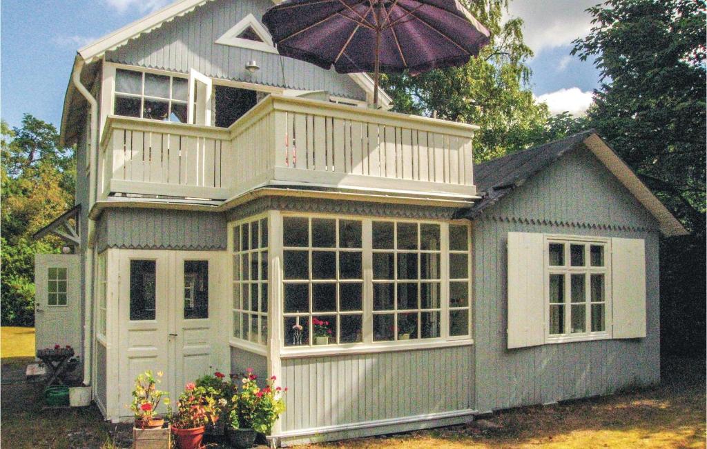 イースタッドにある2 Bedroom Amazing Home In Ystadの傘付きの小屋
