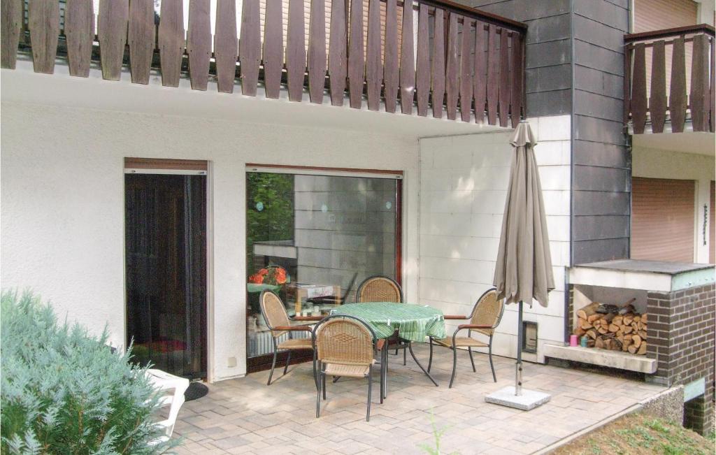 ゴスラーにある1 Bedroom Nice Apartment In Goslarのテーブルと椅子とグリルのあるパティオ