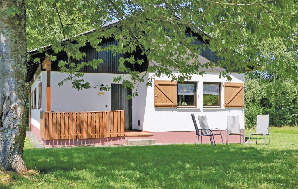 een klein huis met 2 stoelen en een veranda bij Ferienhaus 10 In Thalfang in Thalfang