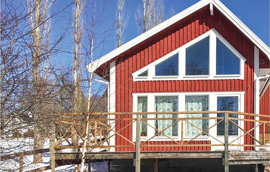 ビンメルビューにあるAwesome Home In Vimmerby With Wifiの雪中白窓付赤い家