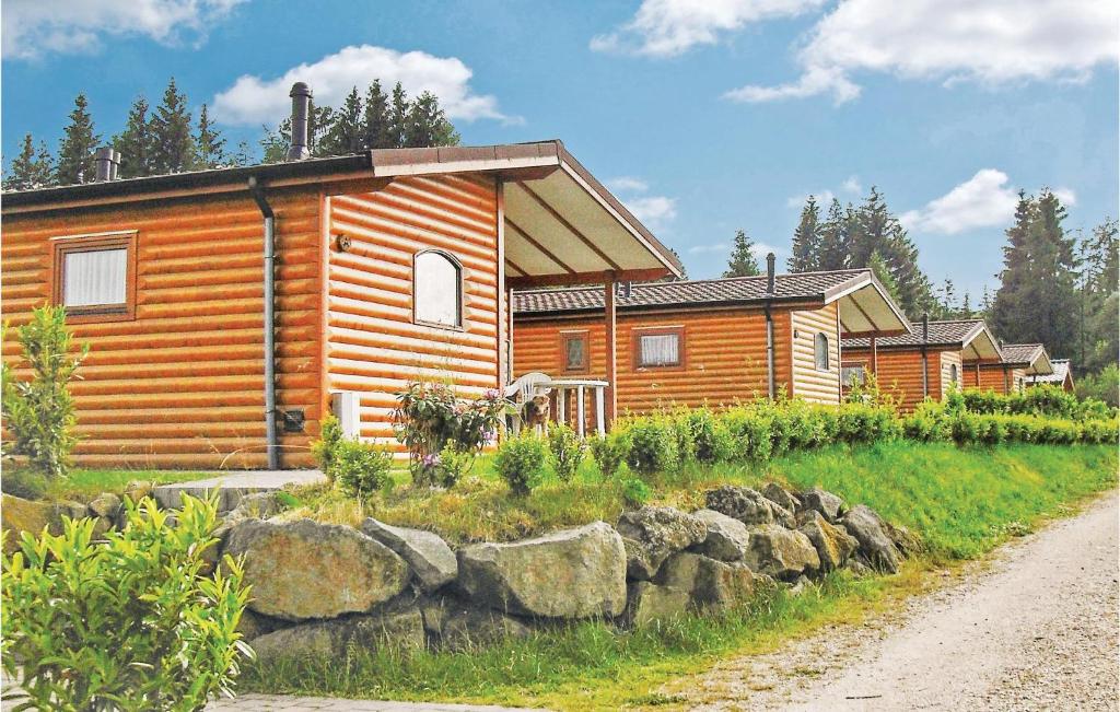 ゲロルシュタインにあるStunning Home In Gerolstein With 2 Bedrooms And Wifiの岩壁の木造キャビン