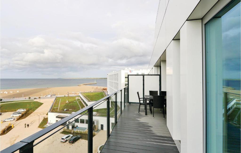 einen Balkon mit Blick auf den Strand in der Unterkunft Nice Apartment In Lbeck Travemnde With Sauna in Travemünde