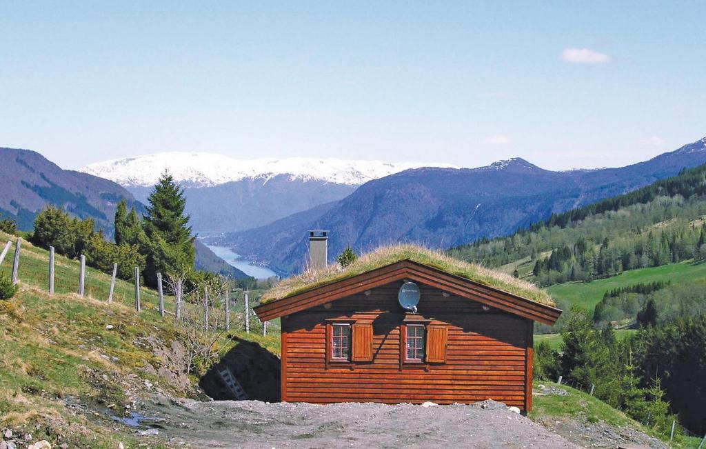 une petite maison avec un toit en gazon sur une colline dans l'établissement Beautiful Home In Vik I Sogn With 2 Bedrooms And Wifi, à Espeset