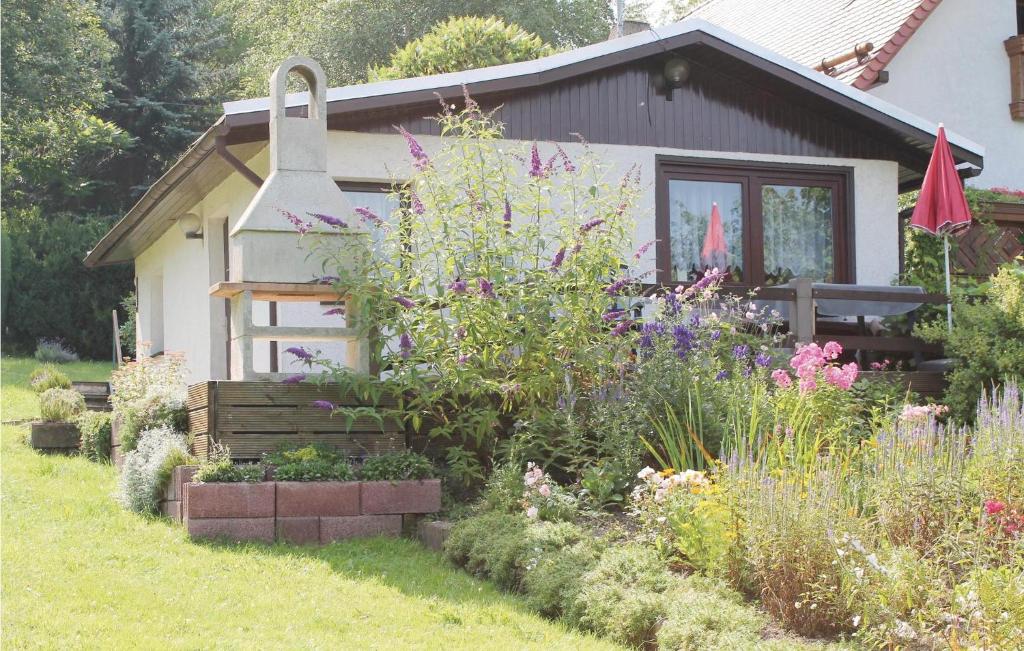 a garden in front of a house with flowers at Gorgeous Home In Geratal With Kitchen in Geraberg