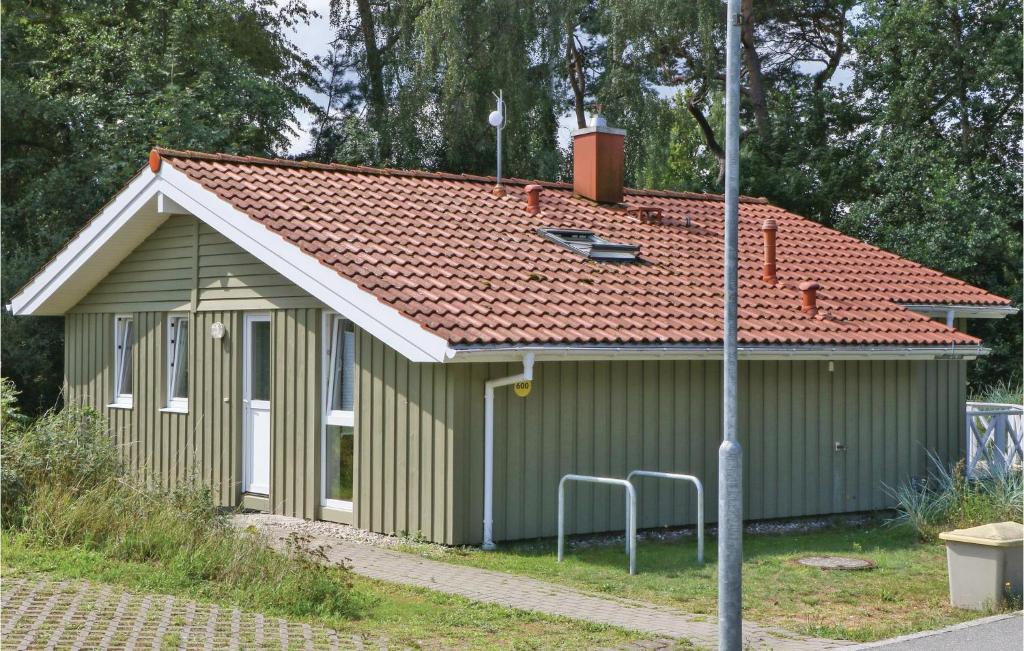 een klein groen gebouw met een rood dak bij Meeresrauschen 2 - Dorf 6 in Priwall
