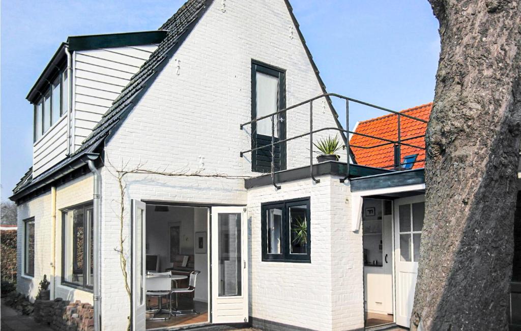 ベルゲンにあるParadisの白レンガ造りのオレンジ色の屋根の家