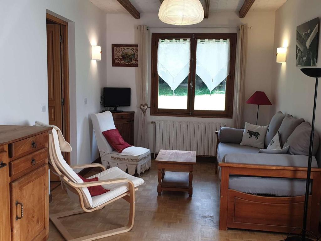 a living room with a couch and a chair at Chalet cosy pour 2-3 pers. avec jardin au cœur du village, à 5 min du ski et proche des commerces - FR-1-342-274 in Beaufort