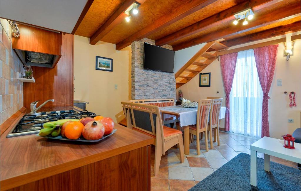 Kuchyňa alebo kuchynka v ubytovaní Lovely Home In Novi Marof With Sauna
