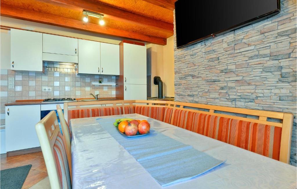 Kuchyňa alebo kuchynka v ubytovaní Lovely Home In Novi Marof With Sauna