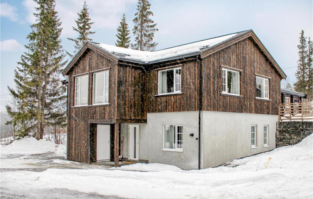 uma casa está a ser construída na neve em Privatn em Hemsedal
