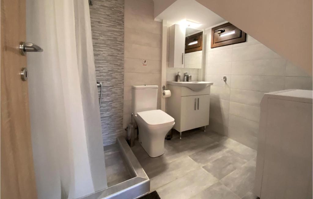 Kúpeľňa v ubytovaní 2 Bedroom Nice Apartment In Nafpaktos