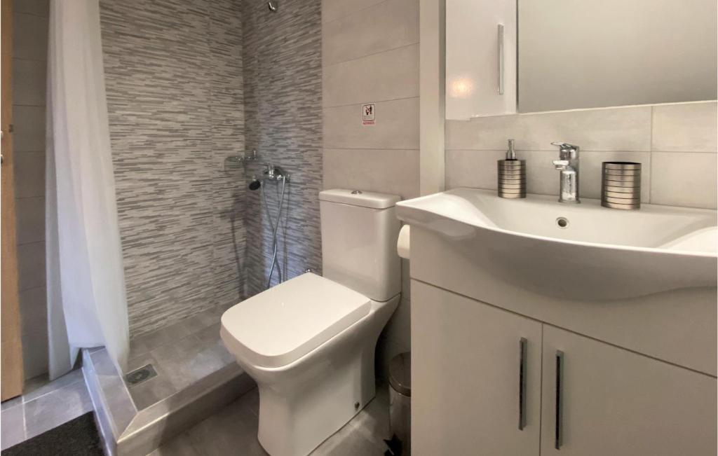 Kúpeľňa v ubytovaní 2 Bedroom Nice Apartment In Nafpaktos