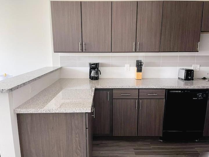 Sleepover Downtown Cincinnati 1BD 1BA Apartments - Suite Familiar
