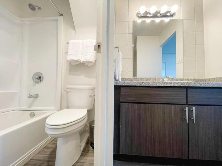 Sleepover Downtown Cincinnati 1BD 1BA Apartments - Deluxe King Suite