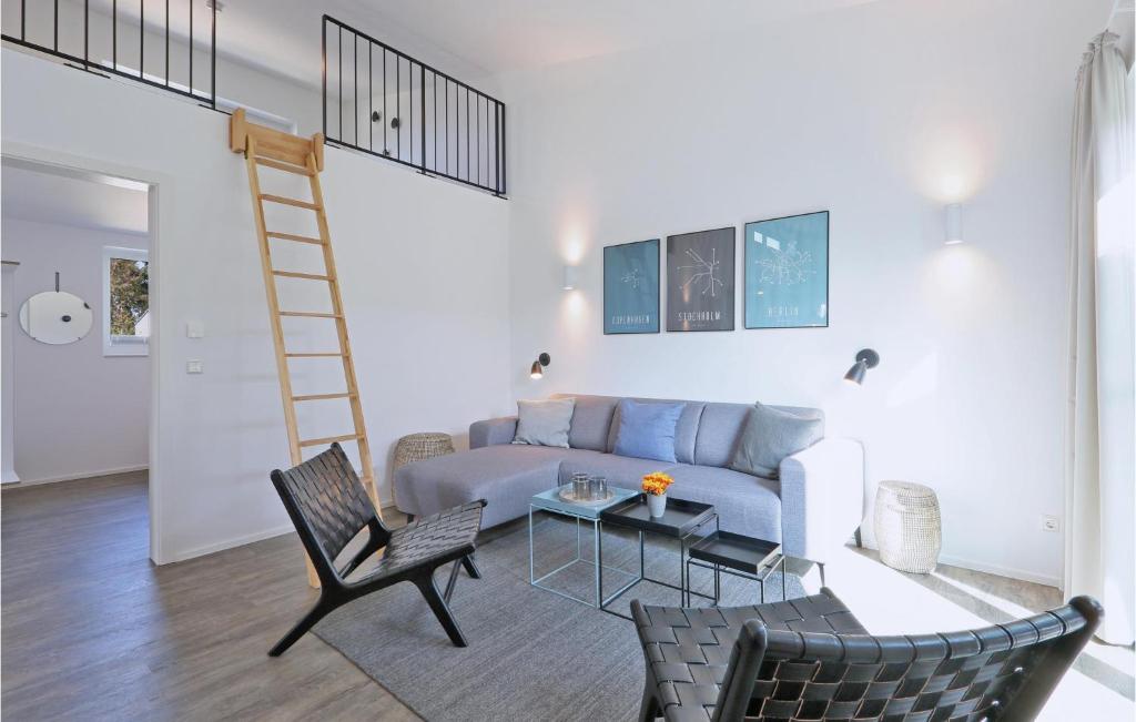 een woonkamer met een bank en een ladder bij Nice Home In Lembruch-dmmer See With Sauna in Lembruch