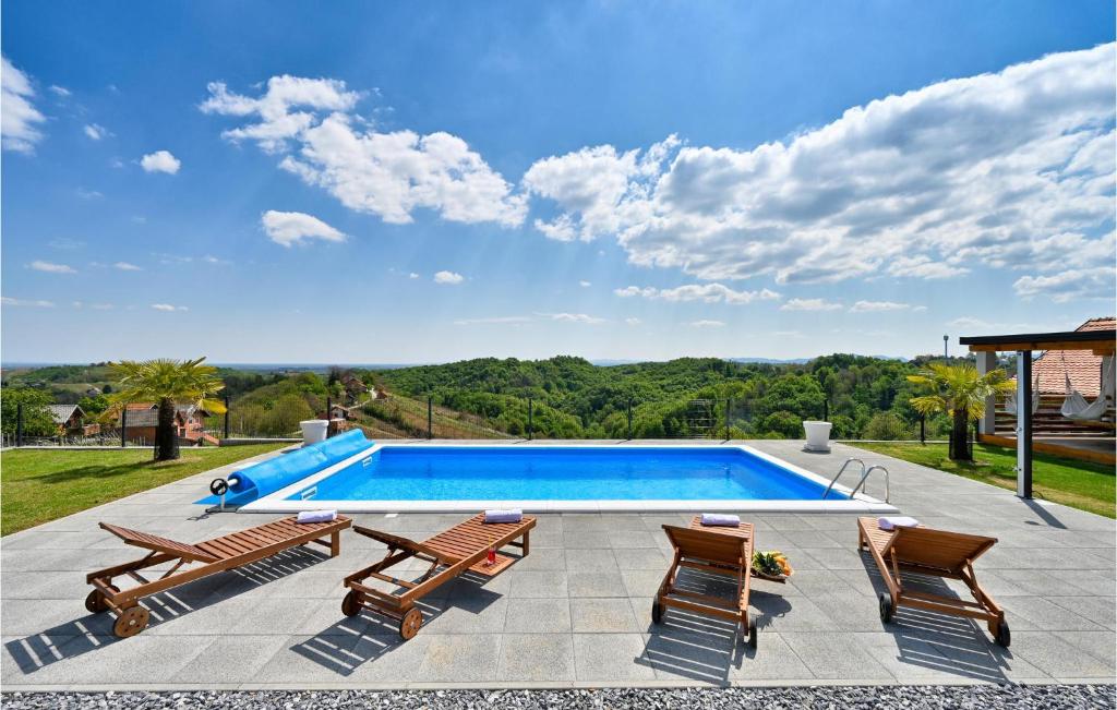 uma piscina com duas cadeiras e uma mesa em Amazing Home In Vinica Breg With Wifi em Gorušenjak