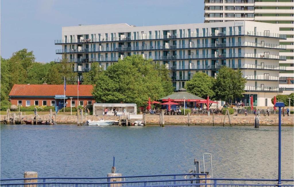 ein großes Apartmenthaus neben einem Wasserkörper in der Unterkunft Highend Travemünde - Whg 202 in Travemünde