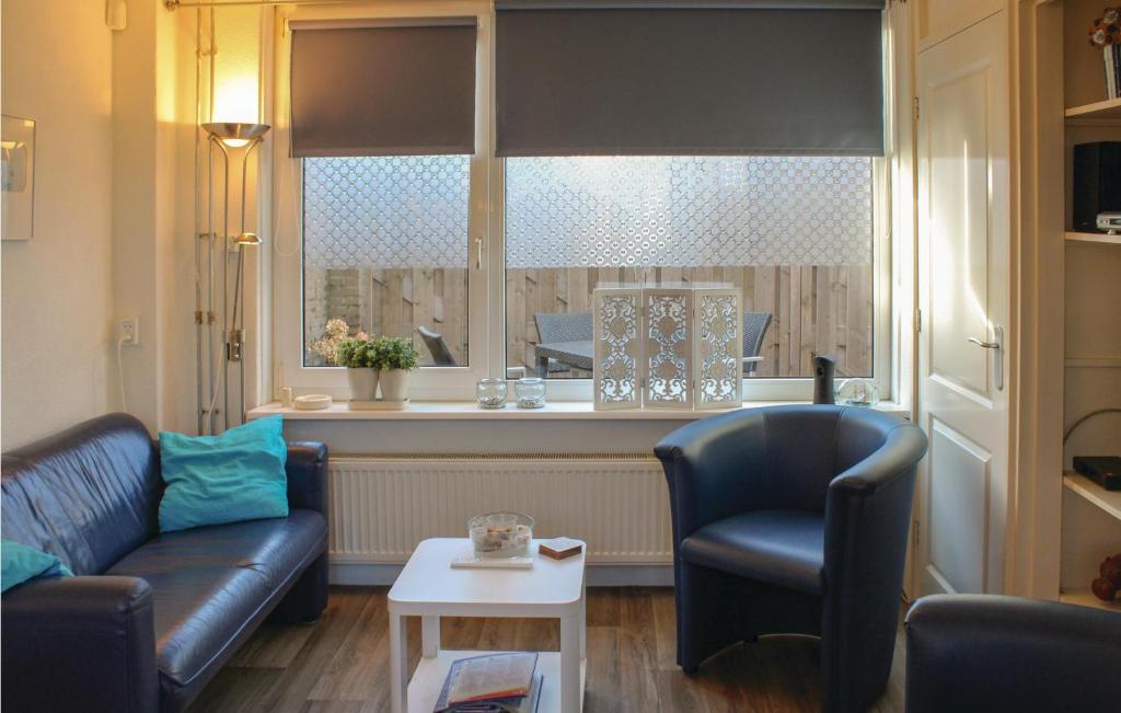 Et opholdsområde på Stunning Home In Egmond Aan Zee